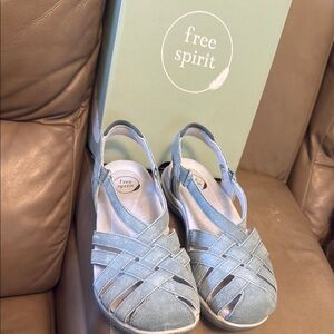 NWT size 7 Free Spirit Blue Strappy Sandals leather